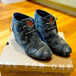 Toms camo wedge heel